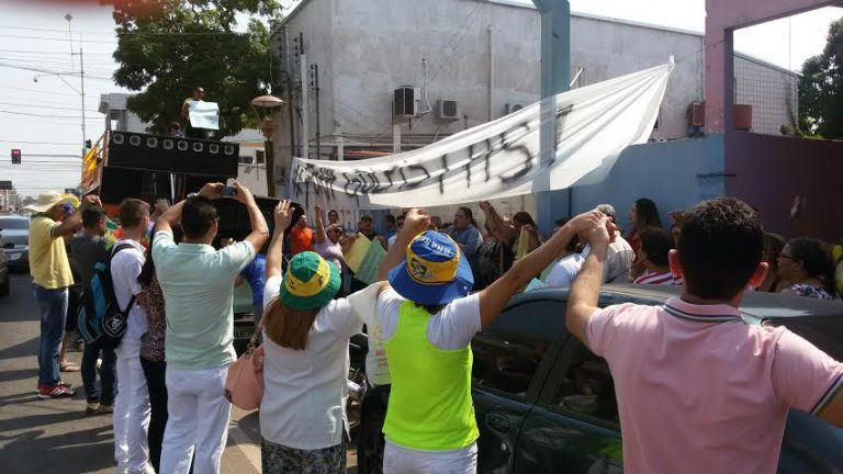 Manifestantes realizam ato de louvor em frente a sede do Sintesac