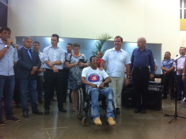 Sebastião Viana entrega cadeiras de rodas motorizadas a pacientes do SUS