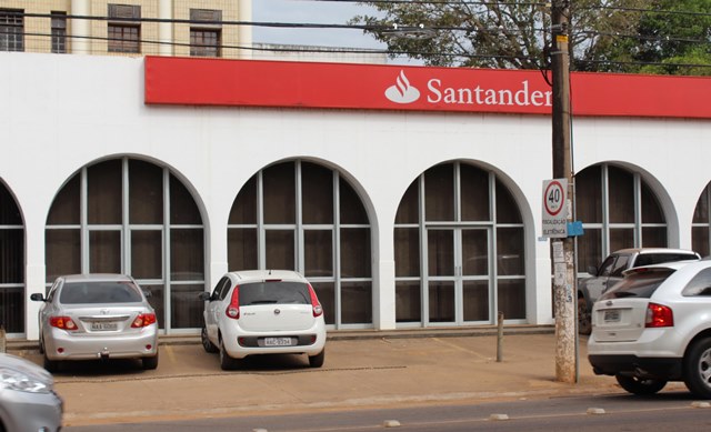 Bando tenta arrombar agência do Santander no centro de Rio Branco