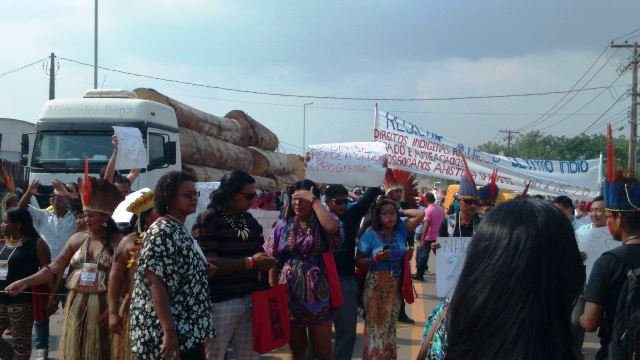 Índios bloqueiam a pista da BR 364 em protesto contra PEC 215