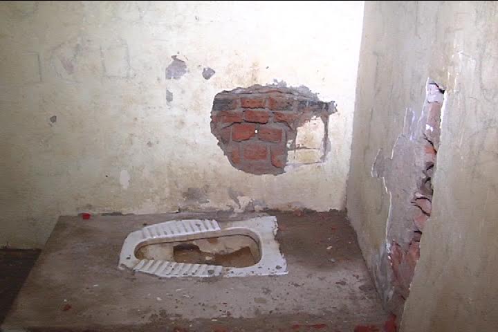 Detentos são flagrados cavando buraco em cela de Defla, na capital