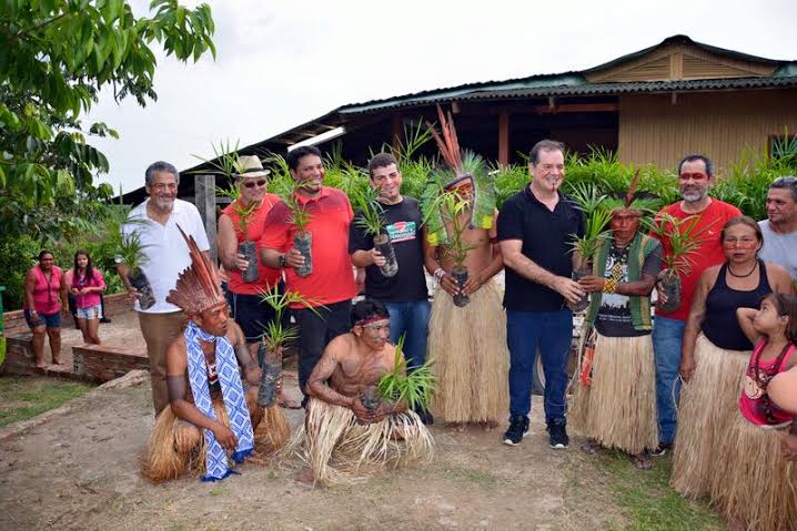 Em aldeia indígena de Tarauacá, Sebastião e Rodrigo Damasceno entregam mudas de açaí