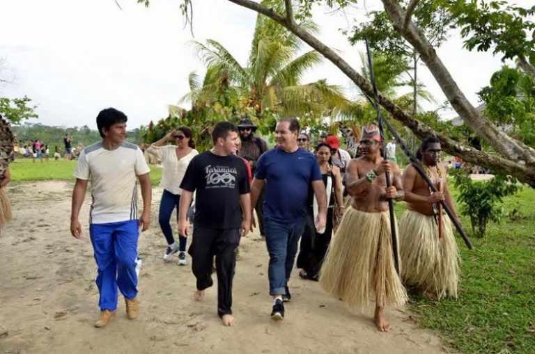 Sebastião e Rodrigo participam do festival Yawa 2015, na Aldeia Esperança, em Tarauacá