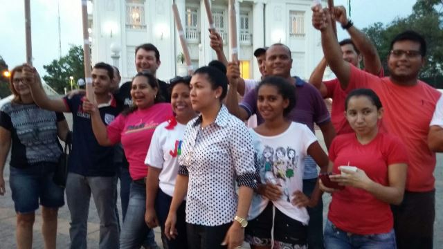 Após aceitação de impeachment, grupo anti-Dilma comemora em frente ao Palácio Rio Branco
