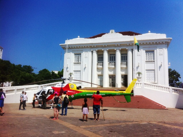 Helicóptero Estrelão pousa em frente ao Palácio e vira atração