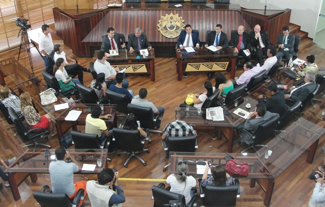 Deputados esvaziam as gavetas e aprovam criação de secretarias, cargos e mais 13 projetos do governo do Acre