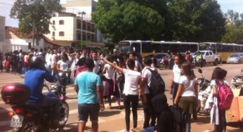 Contra fechamento de escola, estudantes bloqueiam avenida Ceará no centro de Rio Branco