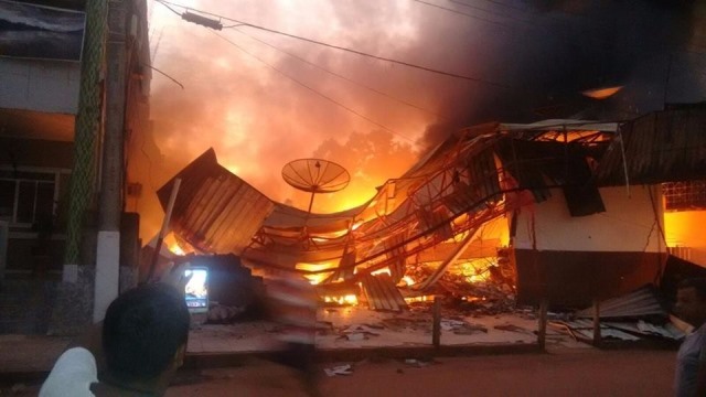 Incêndio na madrugada destrói comércios de Boca do Acre