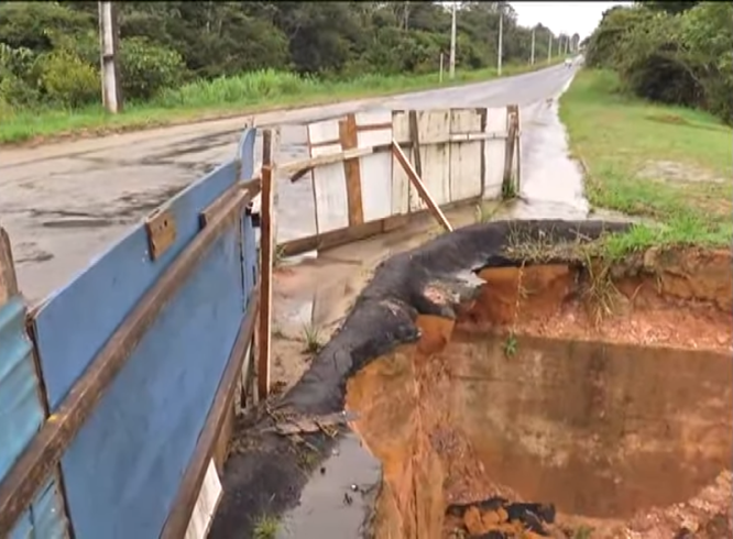 Desbarrancamento às margens do Igarapé Preto prejudica trânsito em rodovia