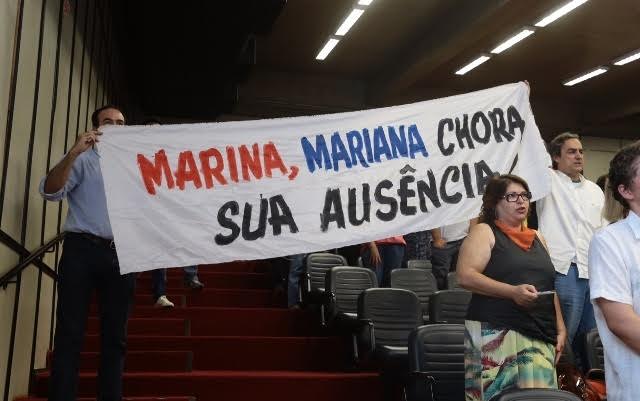 Ex-senadora Marina Silva é alvo de protestos durante homenagem em SP