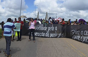 Pedindo reforma, manifestantes fecham ponte do rio Tarauacá