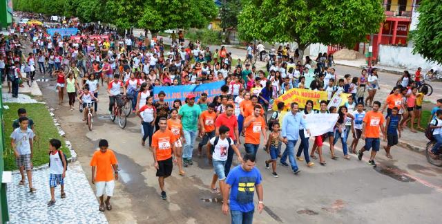 Caminhada de alunos em Tarauacá faz alerta contra o Aedes aegypti