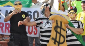“Japonês da Federal” aparece prendendo “Lula” e “Dilma” em manifestação anti-PT no Acre