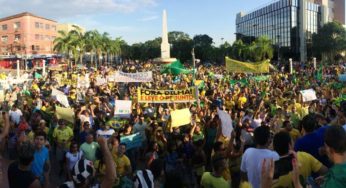 Acreanos pedem impedimento de Dilma e prisão de Lula em protesto no centro de Rio Branco