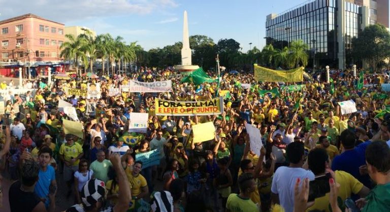 Acreanos pedem impedimento de Dilma e prisão de Lula em protesto no centro de Rio Branco