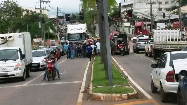 ​Carros colidem na Avenida Ceará