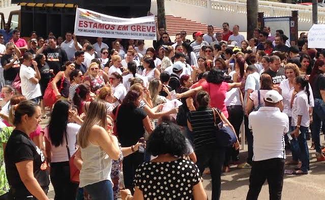 Servidores da Saúde fecham rua em frente a Assembleia Legislativa do Acre em protesto por reajuste