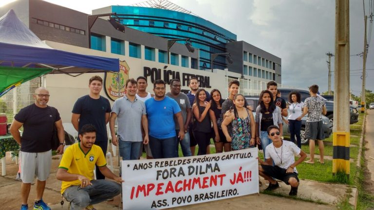 Na sede da PF no Acre, manifestantes fazem vigília em apoio a Lava Jato