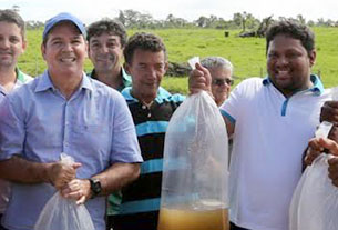 Sebastião Viana e Nil entregam alevinos na zona rural de Feijó