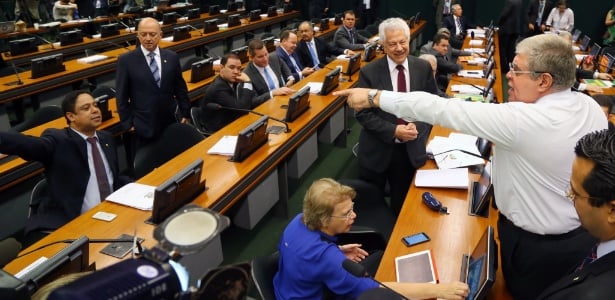 Comissão da Câmara aprova processo de impeachment de Dilma