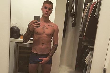 Justin Bieber vira assunto mais comentado do Twitter com foto de cueca e mão nas partes íntimas