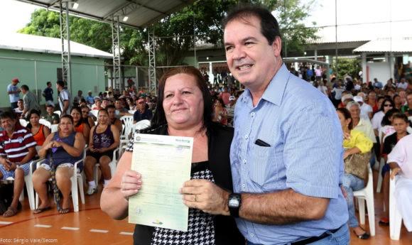 Sebastião Viana e Janaína Dourado entregam títulos definitivos no bairro Vitória