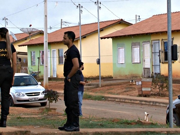 Policiais civis monitoram se moradores ilegais desocuparam das residências, em Rio Branco