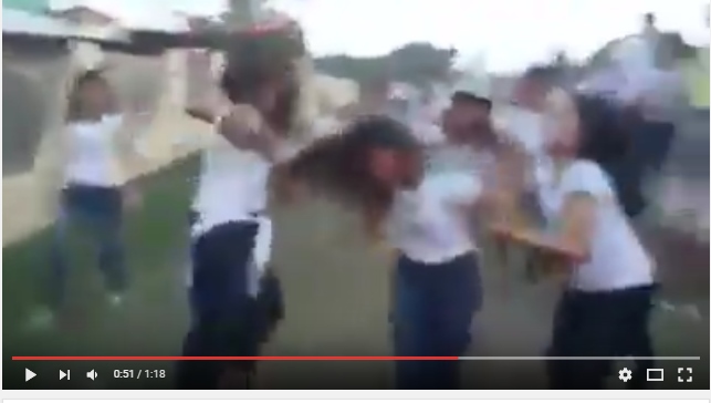 Estudantes adolescentes brigam em via pública em Rio Branco