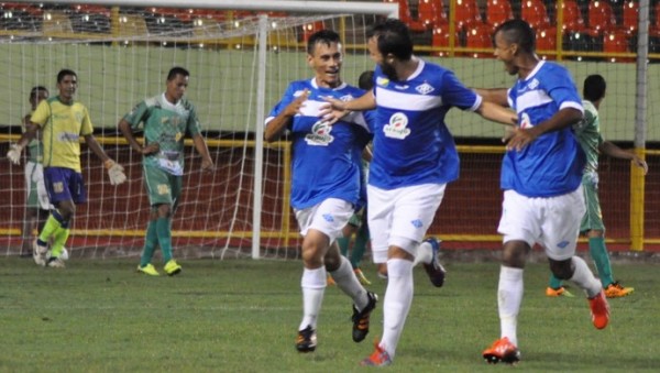 Atlético Acreano mete 3 a 1 no Princesa do Solimões e se classifica para as quartas de final