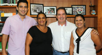 Mulher chora ao falar com Sebastião sobre oportunidade de trabalho em Cruzeiro