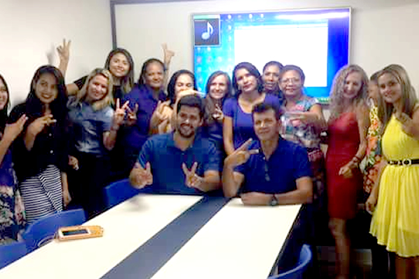 Raimundo Vaz e Francineudo Costa participam de encontro com mulheres na sede do PR
