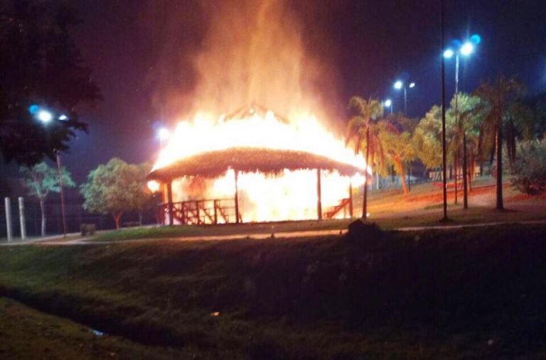 Quiosque é queimado no Parque da Maternidade