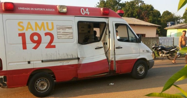 Ambulância com paciente colide contra motocicleta no Acre