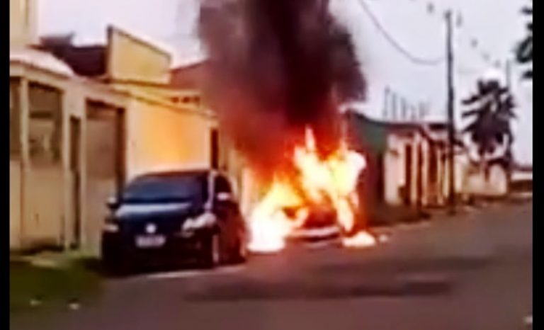Carro de agente penitenciário é incendiado em Rio Branco
