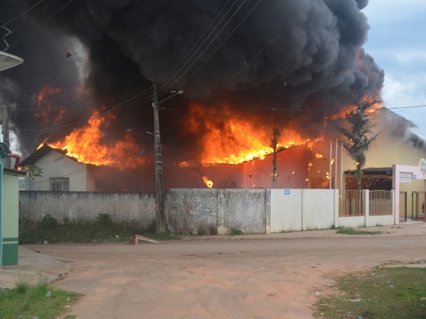 Motivo de incêndio em escola de Cruzeiro do Sul ainda é mistério