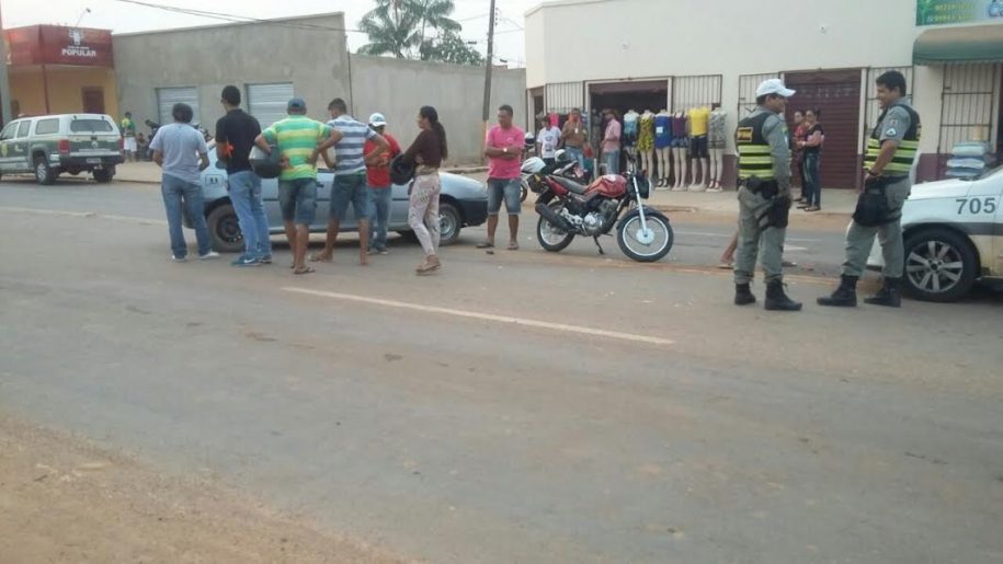Colisão entre motocicleta e carro deixa adolescente ferida