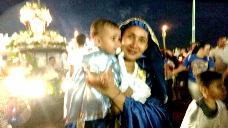 Mãe garante ter recebido milagre da vida após trabalho de parto e paga promessa no Círio de Nazaré em procissão em Rio Branco