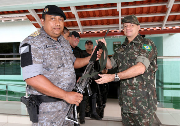 PM do Acre recebe fuzis do Exército para combate ao crime