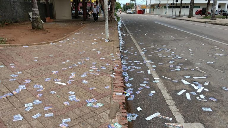 Lixo eleitoral é mais uma vez jogado no Centro de Rio Branco