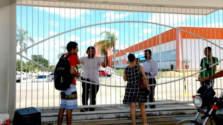 ac24horas registra o desespero dos candidatos que foram barrados nos portões
