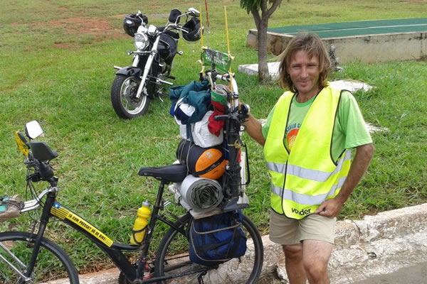 Em volta ao mundo, nordestino que viaja de bicicleta chega ao Acre