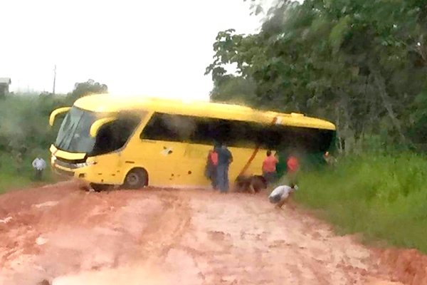 Chuva na BR-364 gera atoleiro no trecho entre Feijó e Tarauacá; BR custou mais de R$ 2 bilhões