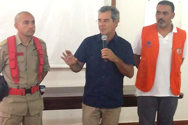 Jorge Viana ajuda desabrigados pela cheia e visita prefeitos