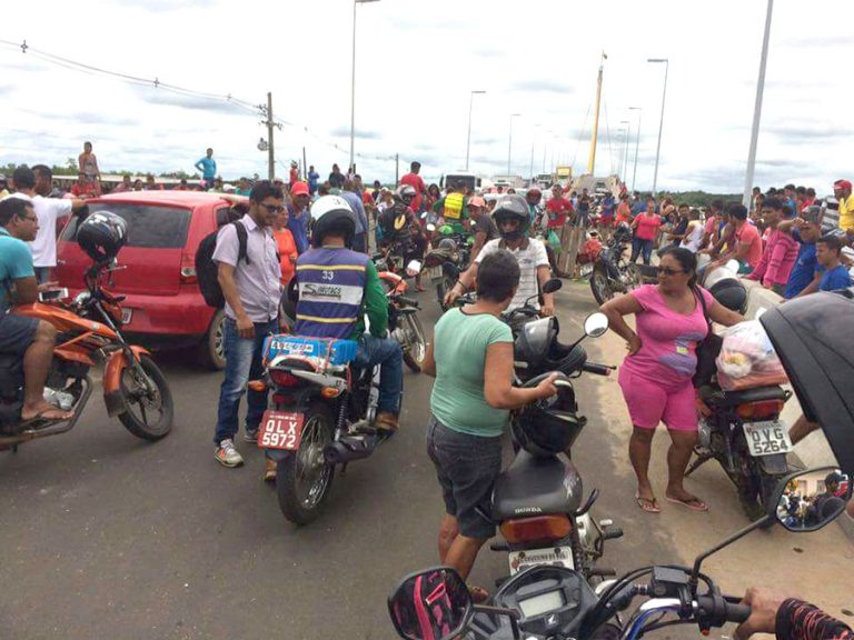 Moradores da Lagoa fecham acesso à Ponte da União em Cruzeiro pedindo religação da energia elétrica