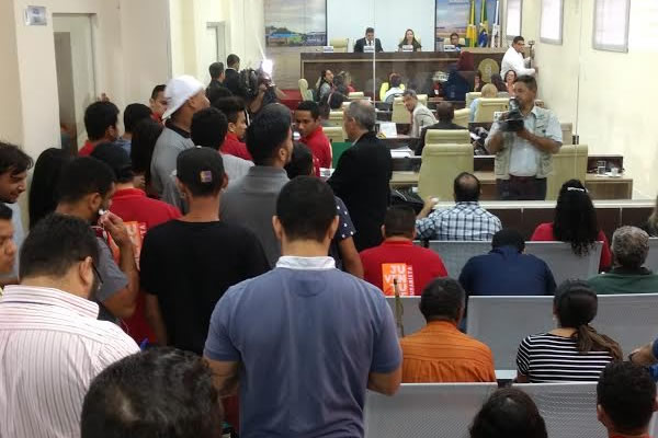 Militantes tomam galeria da Câmara para acompanhar votação de projeto que prevê subvenção à tarifa
