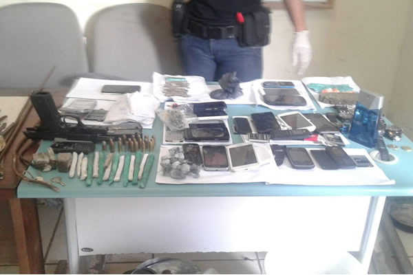 Durante revistas no presídio de Rio Branco, agentes apreendem pistola, facas, drogas e celulares