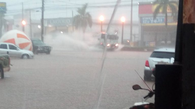 Chuva desta terça-feira alaga trechos da Chico Mendes no 2º Distrito de Rio Branco e na avenida Ceará