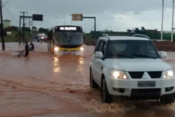 Forte chuva que atingiu Rio Branco faz surgir “rio” na Estrada do Calafate, próximo a construção