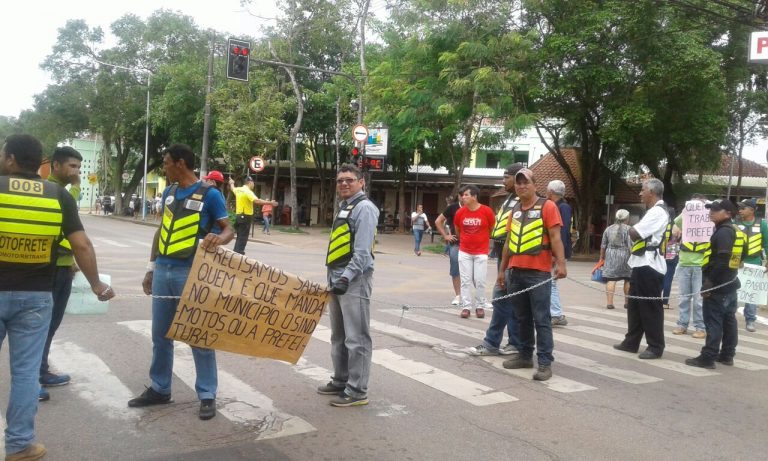 Motofretistas do AC fecham ruas  exigindo transportar passageiros