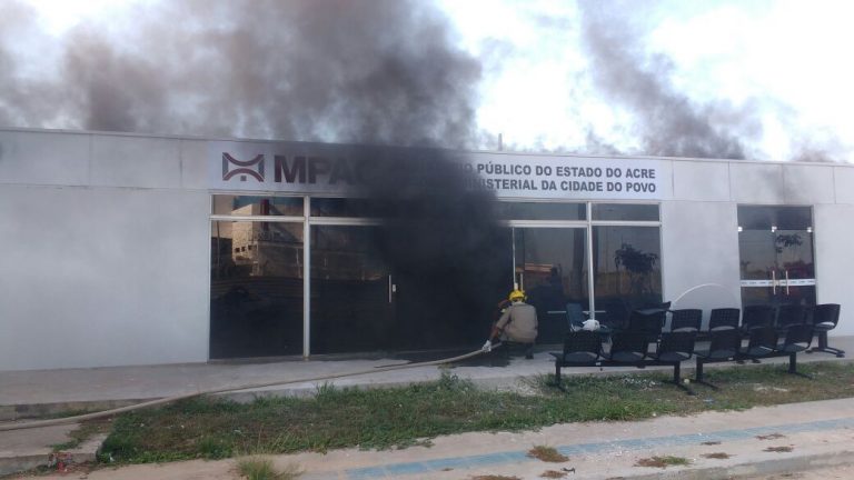 Bombeiros investigam se incêndio na sede do Ministério Público foi criminoso